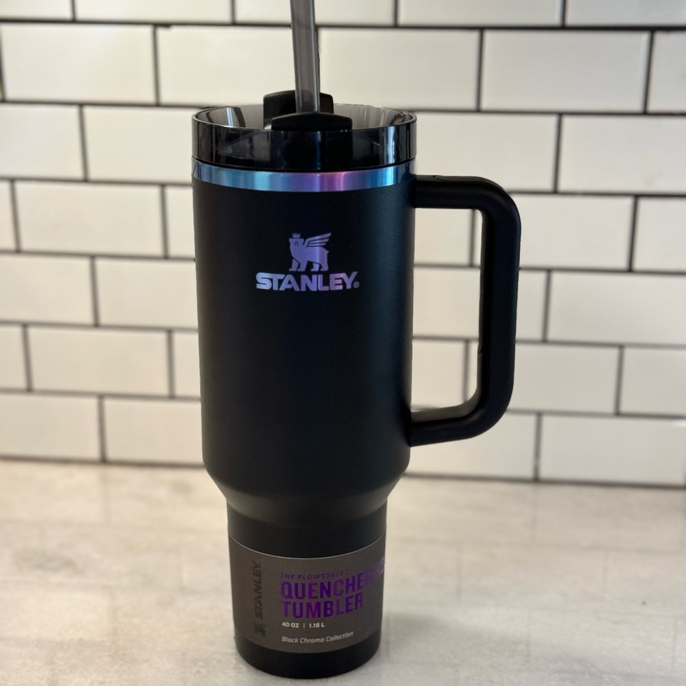 *BRAND NEW* black chroma 40 oz Stanley